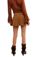 Falda pantalón corta de gamuza sintética color tostado, de tiro medio y diseño minimalista.