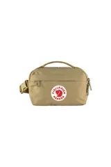 Riñonera color arena de tela Vinylon F resistente al agua. Cuenta con un compartimento principal con cierre, un bolsillo interior, un clip para llaves y dos bolsillos exteriores con cierre.