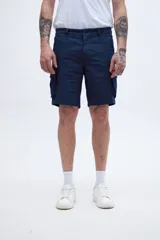 Bermuda cargo azul con bolsillos laterales y bolsillos cargo con solapa y botones.