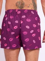 Bóxer Kevingston de algodón blanco con estampado integral de labios rojos. Cuenta con cintura elastizada y etiqueta de la marca en el frente.