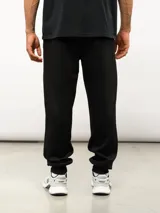 Pantalón de jogging Umbro color negro, con cintura elástica, bolsillos laterales y logo de la marca bordado en la pierna izquierda.