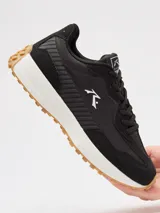 Championes urbanos Rusty modelo Loraine, color blanco con detalles en beige claro. Presentan un diseño de paneles superpuestos en gamuza y tela técnica, con suela dentada y logo de la marca en el lateral.