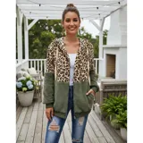 Campera tipo polar con cierre frontal, diseño combinado con estampado animal print en la parte superior y tejido de peluche blanco en la parte inferior. Cuenta con capucha con cordones ajustables y dos bolsillos frontales.