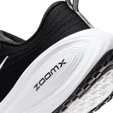 Championes Nike modelo Vomero Plus para running, color negro con entresuela blanca gruesa de tecnología ZoomX y el clásico swoosh de Nike en blanco en el lateral.