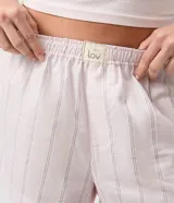 Short de pijama de algodón color rosado con diseño a rayas finas, cintura con elástico interno y calce holgado.