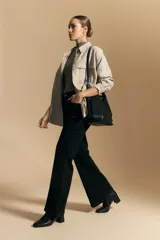 Jean tiro alto de corte oxford, color negro, con tiro alto y pierna que se abre progresivamente desde la rodilla.