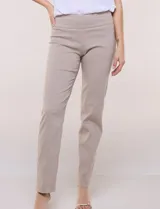 Pantalón modelador marrón, de corte recto y entallado, confeccionado en tejido elástico con nervadura central vertical. Cuenta con cintura ancha de soporte y panel de malla interna para suavizar la zona abdominal.
