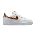 Championes Nike Air Force 1 de corte bajo, color blanco con detalles de estampado animal print de tigre en color naranja y negro en el swoosh lateral y en el talón.
