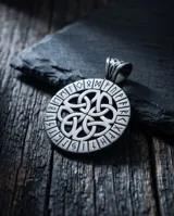Collar con dije redondo de acero plateado con diseño de nudo celta entrelazado en el centro y alfabeto rúnico vikingo en el borde.