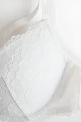 Soutien super push-up blanco, con copas acolchadas y aros. Confeccionado en encaje floral y breteles ajustables.