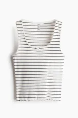 Musculosa ajustada de punto pointelle blanco con rayas horizontales finas en negro y rosado, escote redondo, pequeña moña decorativa en el centro y terminaciones con ondas.