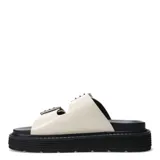Sandalias de plataforma plana Miss Carol modelo Mavic, color negro, de estilo chunky con dos tiras anchas en el empeine decoradas con hebillas metálicas y ojales plateados.
