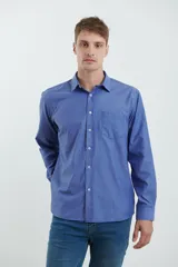 Camisa azul de manga larga con cuello clásico, cierre con botones y bolsillo en el pecho.