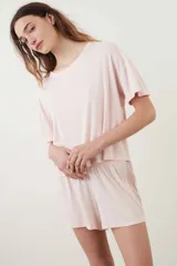 Remera gris melange de manga corta con tejido rib y corte holgado.