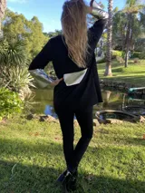 Tapado negro con mangas 3/4 con apliques dorados.