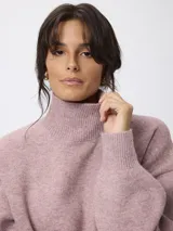 Sweater de tejido de punto con cuello alto tipo tortuga, de calce relajado y mangas largas con puños acanalados.