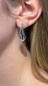 Caravanas de diseño minimalista con forma de gota, acabado pulido brillante.