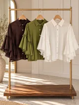 Blusa verde militar de algodón, con mangas amplias estilo campana con volados y diseño liviano.