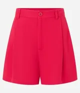 Short blanco de viscosa texturizada, modelo holgado con cintura de sastrería en el frente y elástico en la parte trasera. Presenta bolsillos laterales y cierre con botón y cremallera.