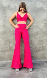 Pantalón Oxford de tiro alto, color rojo, con corte ajustado en la parte superior y acampanado en la parte inferior.