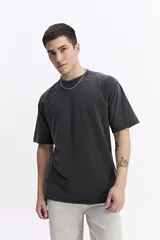 Remera lisa oversize de algodón, color azul claro, con escote redondo y mangas cortas.