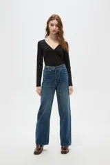 Pantalon de jean de corte recto y tiro medio, con diseño de cinco bolsillos y cierre frontal con botón y cremallera.