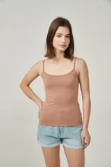 Musculosa de bretel fino color crudo, corte ajustado al cuerpo y escote redondo.