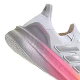 Championes Adidas Ultraboost Light para mujer, color blanco con detalles en gris y suela con degradé de amarillo a rosa.