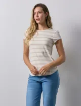 Remera de modal color crudo con rayas horizontales color beige, cuello redondo y mangas cortas.