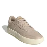 Championes urbanos Adidas modelo Lite Court, color taupe con detalles en tono crema en la suela. Presentan un diseño de corte bajo con las icónicas tres bandas laterales, confeccionados en material sintético con tecnología de amortiguación Cloudfoam en la entresuela.