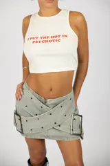 Top blanco de algodón con estampa en letras rojas que dice "I PUT THE HOT IN PSYCHOTIC".