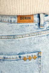 Bermuda de denim de tiro medio en color celeste claro lavado, corte recto y largo midi, con cinco bolsillos y cierre frontal con botón y cremallera.