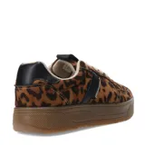 Championes urbanos de mujer con capellada blanca y suela de goma color caramelo con textura antideslizante.