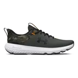 Championes de running Under Armour modelo Charged Revitalize, con diseño en tonos verde oliva y detalle de camuflaje en el talón. Presentan entresuela blanca con tecnología Charged Cushioning para mayor amortiguación y suela de goma negra.
