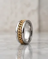 Anillo giratorio de acero con baño de oro, con diseño de cadena central y bordes lisos.