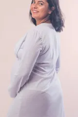 Camisón maternal de algodón elastizado color blanco, con escote cruzado y detalle de puntilla. Posee diseño funcional para lactancia y elástico bajo el busto para mayor soporte.