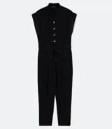 Mono largo de malla jersey color negro, con cuello tipo camisa, cierre frontal abotonado, sin mangas y cinturón de la misma tela para ajustar en la cintura.