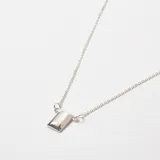 Collar de plata 925 con dije rectangular de nácar engarzado en marco de plata.