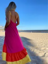 Vestido largo de tirantes color fucsia con volados en el ruedo en amarillo y naranja.