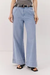 Pantalón de jean celeste de corte ancho, holgado y tiro alto. Se destaca por sus pinzas delanteras y pespuntes laterales.