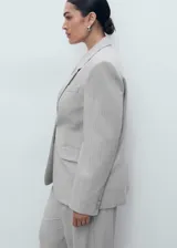 Blazer de corte recto y diseño de raya diplomática, con cuello de solapa con muesca, cierre frontal de un botón, bolsillos laterales con solapa y bolsillo de ribete en el pecho.