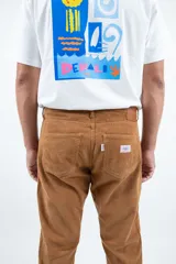 Pantalón de pana gruesa color marrón, de corte recto y confeccionado en 100% algodón.