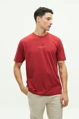 Remera de manga corta color ladrillo con cuello redondo y logo de la marca estampado en el pecho.