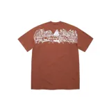 Remera de manga corta color marrón con estampado gráfico en blanco en la parte superior trasera que representa la última cena con el logo de la marca integrado.