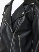 Campera biker negra de cuero sintético con solapas anchas, cierre frontal cruzado, bolsillos con cremallera y detalles metálicos.