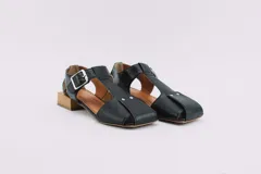Sandalias de cuero color bronce, con diseño de punta cuadrada, taco cuadrado símil madera y tira ajustable con hebilla en el tobillo.