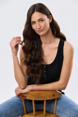 Musculosa básica lisa color beige, con escote redondo y tapeta frontal con tres botones.