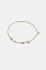 Cinturón dorado de cadena con dijes colgantes de motivos marinos: estrellas de mar, caracoles y conchas. Cierre con mosquetón.