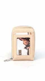 Tarjetero de diseño compacto en color tostado, con cierre perimetral metálico y visor frontal transparente para identificación o tarjetas.