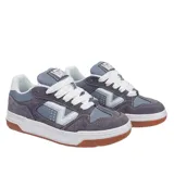 Championes de estilo urbano y chunky inspirados en los años 90, modelo Upland 2Tne de Vans, con capellada de cuero en tonos azul, gris oscuro y detalles en celeste y blanco, cordones anchos blancos, suela de goma blanca y suela exterior de goma color caramelo.